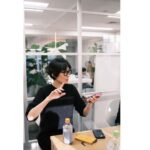 Maki Tamaru Instagram - 今日は学校へ 次男恐竜🦖をピックアップし そのまま　🦖を連れて　打ち合わせへ！🏃‍♂️💨 （奥に映り込んでいる恐竜🦖　は ここぞとばかりにiPadに夢中。。。。。） 今日のミーティングでは 自分たちが　ブランドとして 今　何ができるか　　ということなどを 話し合いながら 自分たちにできることを しっかりと前に進めていこうと思っています。 今回の震災により 犠牲となられた方々に謹んで哀悼の意を表します そして 被災された数多くの皆さま およびそのご家族、関係の方々に 心よりお見舞いを申し上げます。 私なんかにできる事は ほんとに、ほんとに、小さなことでしかなく それがとても申し訳なく、悔しく思うことも多いです それでも 私、私たち（Adéメンバーで）何かできることがあれば と言う思いで、慎重に情報を拾いながら 今を過ごしています。 Adéのボランティア活動を 共にしてくださっている 佐藤さん　@yoshi_satoh は 政府の許可を得た上で　今も現地入りしながら 被災地を回り、支援活動をしていらっしゃいます。 彼は元海上自衛隊レスキューパイロットで 311でも官民連携をして活躍した キャリアのある存在であり 私たちの大切な仲間であり 尊敬している友人です 私のアカウントから 佐藤さんと繋がり 物資を受け取ることができたと言う メッセージも いくつかいただいております🙏。 そして たくさんの情報が存在するなか 私、私たち（Adé）が 確実な情報をシェアしていくためには まず 具体的に繋がりがある方の活動で 何かあれば私も 本人に、直接問いかけることもでき または間に入ることもできる 近い情報であること 刻々と変化している状況下 コミュニケーションをとりながら 正しい情報をつないでいく必要があると考えています。 そして、その情報を 必要とされている方々のもとへ届けば🙏という願いも込めて。 今後も 佐藤さんの活動を シェアしていければと思っております。🙏 @yoshi_satoh