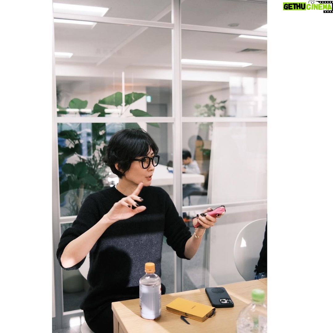 Maki Tamaru Instagram - 今日は学校へ 次男恐竜🦖をピックアップし そのまま 🦖を連れて 打ち合わせへ!🏃♂️💨 (奥に映り込んでいる恐竜🦖 は ここぞとばかりにiPadに夢中。。。。。) 今日のミーティングでは 自分たちが ブランドとして 今 何ができるか ということなどを 話し合いながら 自分たちにできることを しっかりと前に進めていこうと思っています。 今回の震災により 犠牲となられた方々に謹んで哀悼の意を表します そして 被災された数多くの皆さま およびそのご家族、関係の方々に 心よりお見舞いを申し上げます。 私なんかにできる事は ほんとに、ほんとに、小さなことでしかなく それがとても申し訳なく、悔しく思うことも多いです それでも 私、私たち(Adéメンバーで)何かできることがあれば と言う思いで、慎重に情報を拾いながら 今を過ごしています。 Adéのボランティア活動を 共にしてくださっている 佐藤さん @yoshi_satoh は 政府の許可を得た上で 今も現地入りしながら 被災地を回り、支援活動をしていらっしゃいます。 彼は元海上自衛隊レスキューパイロットで 311でも官民連携をして活躍した キャリアのある存在であり 私たちの大切な仲間であり 尊敬している友人です 私のアカウントから 佐藤さんと繋がり 物資を受け取ることができたと言う メッセージも いくつかいただいております🙏。 そして たくさんの情報が存在するなか 私、私たち(Adé)が 確実な情報をシェアしていくためには まず 具体的に繋がりがある方の活動で 何かあれば私も 本人に、直接問いかけることもでき または間に入ることもできる 近い情報であること 刻々と変化している状況下 コミュニケーションをとりながら 正しい情報をつないでいく必要があると考えています。 そして、その情報を 必要とされている方々のもとへ届けば🙏という願いも込めて。 今後も 佐藤さんの活動を シェアしていければと思っております。🙏 @yoshi_satoh
