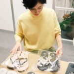 Maki Tamaru Instagram - 先日のイエロー💛タートルは ユニクロさんのUNIQLO：Cアイテム！ 綺麗なイエローには目がない私。 イエローって、なんか元気になる。 アウター　@maxmara パンツ　@galerievie_jp ブーツ　@pellico_japan 3枚目は防寒スタイル💪 ダウンジャケット　@moorer_official ニット　@therow ストール　@johnsmedleyknitwear 昨日は長男🦕と 朝時間をゆっくり過ごし その後ドタバタとパッキングスタート。 おやすみの日も、学校に行く時間と同じ時間に起き 朝ごはんをする長男 （これはこれで、もう少しゆっくり寝てくれと🙏 切に願うのですが、、、、） 次男🦖は起こすまで13時間でも 永遠にぶっとうしで 寝続ける(￣(工)￣) はよおきなさい。。。😩 先日アップした 8枚目の写真の ジャケットは @sacaiofficial のアイテムです。 久しぶりに 真っ白な世界にやってきました 雪景色は 私にとって 心と脳のデトックスになる 🥺♡ 張り切って、新しく買った⛷️ウェアを着てきたら ジッパー全てに ビニールがはったままだった😂