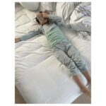Maki Tamaru Instagram - 先日のイエロー💛タートルは ユニクロさんのUNIQLO：Cアイテム！ 綺麗なイエローには目がない私。 イエローって、なんか元気になる。 アウター　@maxmara パンツ　@galerievie_jp ブーツ　@pellico_japan 3枚目は防寒スタイル💪 ダウンジャケット　@moorer_official ニット　@therow ストール　@johnsmedleyknitwear 昨日は長男🦕と 朝時間をゆっくり過ごし その後ドタバタとパッキングスタート。 おやすみの日も、学校に行く時間と同じ時間に起き 朝ごはんをする長男 （これはこれで、もう少しゆっくり寝てくれと🙏 切に願うのですが、、、、） 次男🦖は起こすまで13時間でも 永遠にぶっとうしで 寝続ける(￣(工)￣) はよおきなさい。。。😩 先日アップした 8枚目の写真の ジャケットは @sacaiofficial のアイテムです。 久しぶりに 真っ白な世界にやってきました 雪景色は 私にとって 心と脳のデトックスになる 🥺♡ 張り切って、新しく買った⛷️ウェアを着てきたら ジッパー全てに ビニールがはったままだった😂