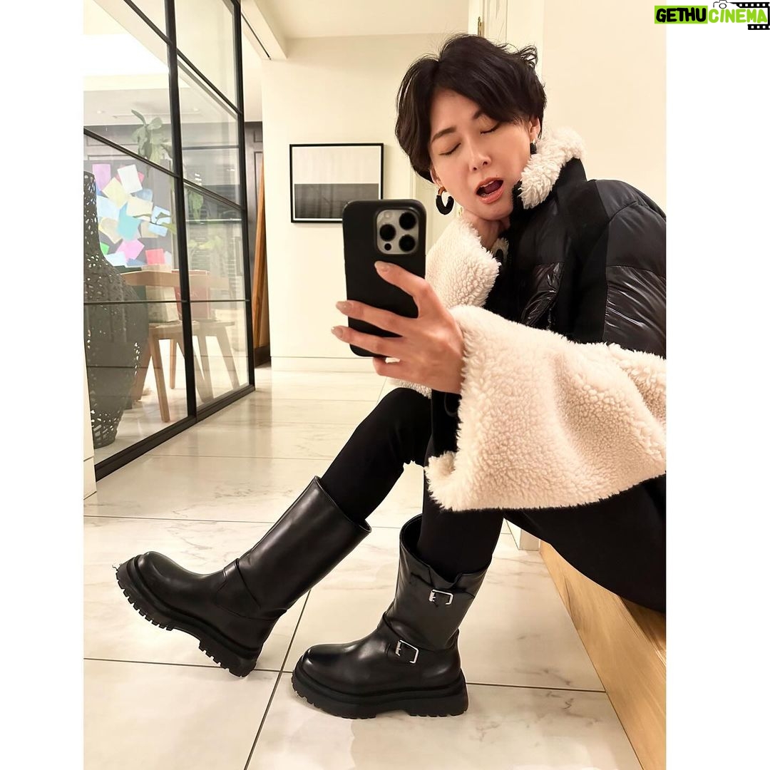 Maki Tamaru Instagram - 先日のイエロー💛タートルは ユニクロさんのUNIQLO:Cアイテム! 綺麗なイエローには目がない私。 イエローって、なんか元気になる。 アウター @maxmara パンツ @galerievie_jp ブーツ @pellico_japan 3枚目は防寒スタイル💪 ダウンジャケット @moorer_official ニット @therow ストール @johnsmedleyknitwear 昨日は長男🦕と 朝時間をゆっくり過ごし その後ドタバタとパッキングスタート。 おやすみの日も、学校に行く時間と同じ時間に起き 朝ごはんをする長男 (これはこれで、もう少しゆっくり寝てくれと🙏 切に願うのですが、、、、) 次男🦖は起こすまで13時間でも 永遠にぶっとうしで 寝続ける( ̄(工) ̄) はよおきなさい。。。😩 先日アップした 8枚目の写真の ジャケットは @sacaiofficial のアイテムです。 久しぶりに 真っ白な世界にやってきました 雪景色は 私にとって 心と脳のデトックスになる 🥺♡ 張り切って、新しく買った⛷️ウェアを着てきたら ジッパー全てに ビニールがはったままだった😂