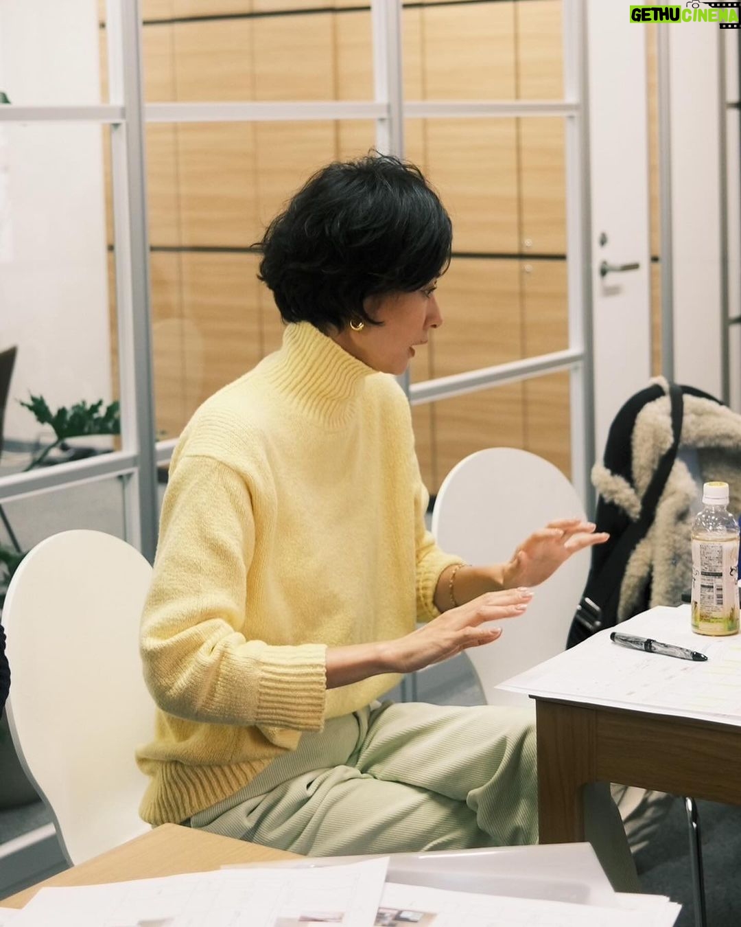 Maki Tamaru Instagram - 今日は @ade_tamarumaki 定例ミーティング ねぎさん めっちゃボールペン🖊️ まわすやん笑笑😹😂🤣 皆様に、喜んでいただける様な そんなアイテムを、作りたい。 それぞれのポジションで みんなで真剣に悩んで、もがいて、ポジティブに、苦しみ 努力を重ねながら前に進む。💪 ブランドを立ち上げてから 約8ヶ月。 いつの日か 「随分、慣れてきて 落ち着いてきました〜。 マイペースにがんばれてますー」 なんて 言える日が、来るのだろうか?😹。 今はまだ、全く想像できない😂。 ただ今は みんなで 一生懸命、がんばってるこの全ての時間があたたかく 尊い。🙏 今日は冬休みが始まっている 長男も連れてミーティングに参加。 ママがお仕事頑張ってるのを見るのも 彼にとって良い機会かな〜?、、、 社会見学になればいいなー。 なんて思い (私の勝手な願いも込めてながら)連れてきても 彼には ミーティングの最初から、最後まで iPadの画面しか目に入っていない( ゚д゚)。 無念