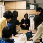Maki Tamaru Instagram - 今日は @ade_tamarumaki 定例ミーティング ねぎさん めっちゃボールペン🖊️ 　まわすやん笑笑😹😂🤣 皆様に、喜んでいただける様な そんなアイテムを、作りたい。 それぞれのポジションで みんなで真剣に悩んで、もがいて、ポジティブに、苦しみ 努力を重ねながら前に進む。💪 ブランドを立ち上げてから 約8ヶ月。 いつの日か 「随分、慣れてきて 落ち着いてきました〜。 マイペースにがんばれてますー」 なんて 言える日が、来るのだろうか？😹。 今はまだ、全く想像できない😂。 ただ今は みんなで 一生懸命、がんばってるこの全ての時間があたたかく 尊い。🙏 今日は冬休みが始まっている 長男も連れてミーティングに参加。 ママがお仕事頑張ってるのを見るのも 彼にとって良い機会かな〜？、、、 社会見学になればいいなー。 なんて思い （私の勝手な願いも込めてながら）連れてきても 彼には ミーティングの最初から、最後まで　 iPadの画面しか目に入っていない(　ﾟдﾟ)。 無念