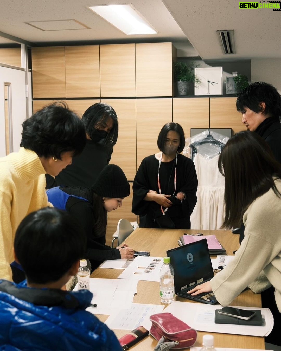 Maki Tamaru Instagram - 今日は @ade_tamarumaki 定例ミーティング ねぎさん めっちゃボールペン🖊️ まわすやん笑笑😹😂🤣 皆様に、喜んでいただける様な そんなアイテムを、作りたい。 それぞれのポジションで みんなで真剣に悩んで、もがいて、ポジティブに、苦しみ 努力を重ねながら前に進む。💪 ブランドを立ち上げてから 約8ヶ月。 いつの日か 「随分、慣れてきて 落ち着いてきました〜。 マイペースにがんばれてますー」 なんて 言える日が、来るのだろうか?😹。 今はまだ、全く想像できない😂。 ただ今は みんなで 一生懸命、がんばってるこの全ての時間があたたかく 尊い。🙏 今日は冬休みが始まっている 長男も連れてミーティングに参加。 ママがお仕事頑張ってるのを見るのも 彼にとって良い機会かな〜?、、、 社会見学になればいいなー。 なんて思い (私の勝手な願いも込めてながら)連れてきても 彼には ミーティングの最初から、最後まで iPadの画面しか目に入っていない( ゚д゚)。 無念
