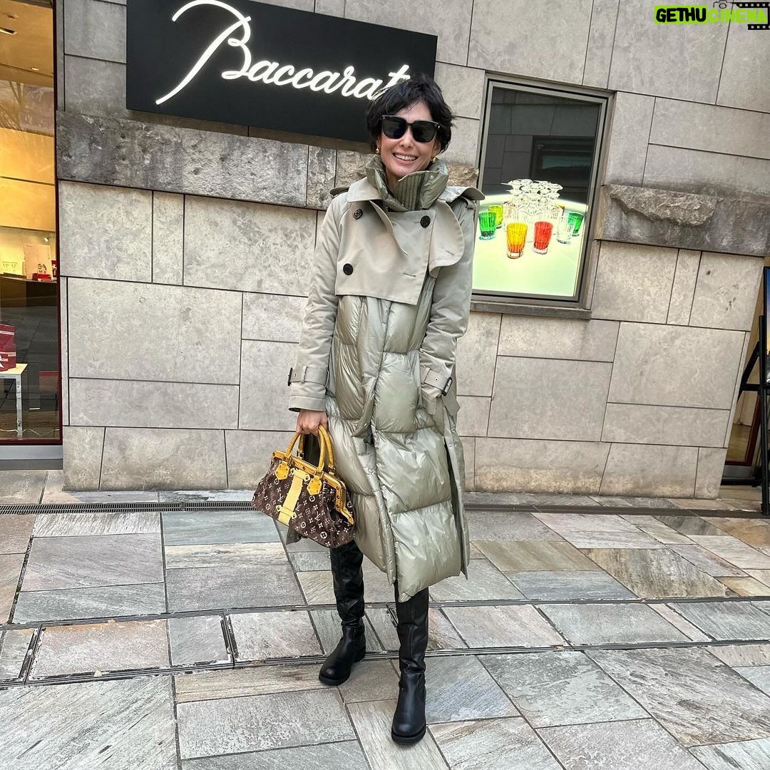 Maki Tamaru Instagram - お返事します^ - ^ ご質問いただいておりました 一枚目の写真の ブーツは @pierrehardy パンツは COSTUME NATIONAL です。 2枚目からの カーキカラーのダウンジャケットは @sacaiofficial ブーツは @galerievie_jp です^ ^ 後半の写真は 昨日の激し目な風の中 一生懸命歩いている私を インスタハズバンド。 いる?。。。(; ̄ェ ̄)この写真。 しかも、良い写真が撮れたと 満足気味の相方さん。😩 主人の撮る写真は、ほとんど こんな写真ばかり。 #私服 #インスタハズバンド