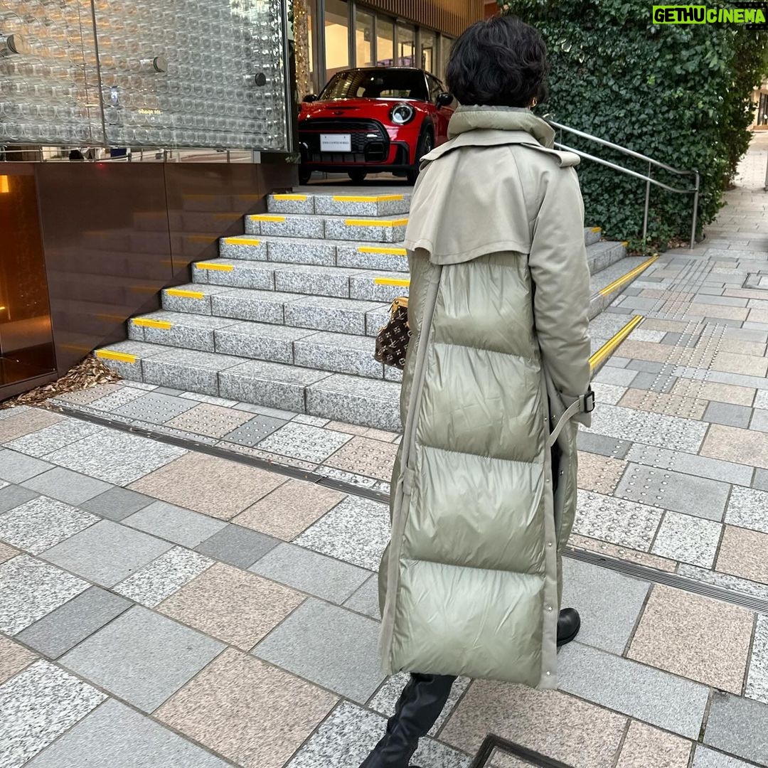 Maki Tamaru Instagram - お返事します^ - ^ ご質問いただいておりました 一枚目の写真の ブーツは @pierrehardy パンツは COSTUME NATIONAL です。 2枚目からの カーキカラーのダウンジャケットは @sacaiofficial ブーツは @galerievie_jp です^ ^ 後半の写真は 昨日の激し目な風の中 一生懸命歩いている私を インスタハズバンド。 いる?。。。(; ̄ェ ̄)この写真。 しかも、良い写真が撮れたと 満足気味の相方さん。😩 主人の撮る写真は、ほとんど こんな写真ばかり。 #私服 #インスタハズバンド
