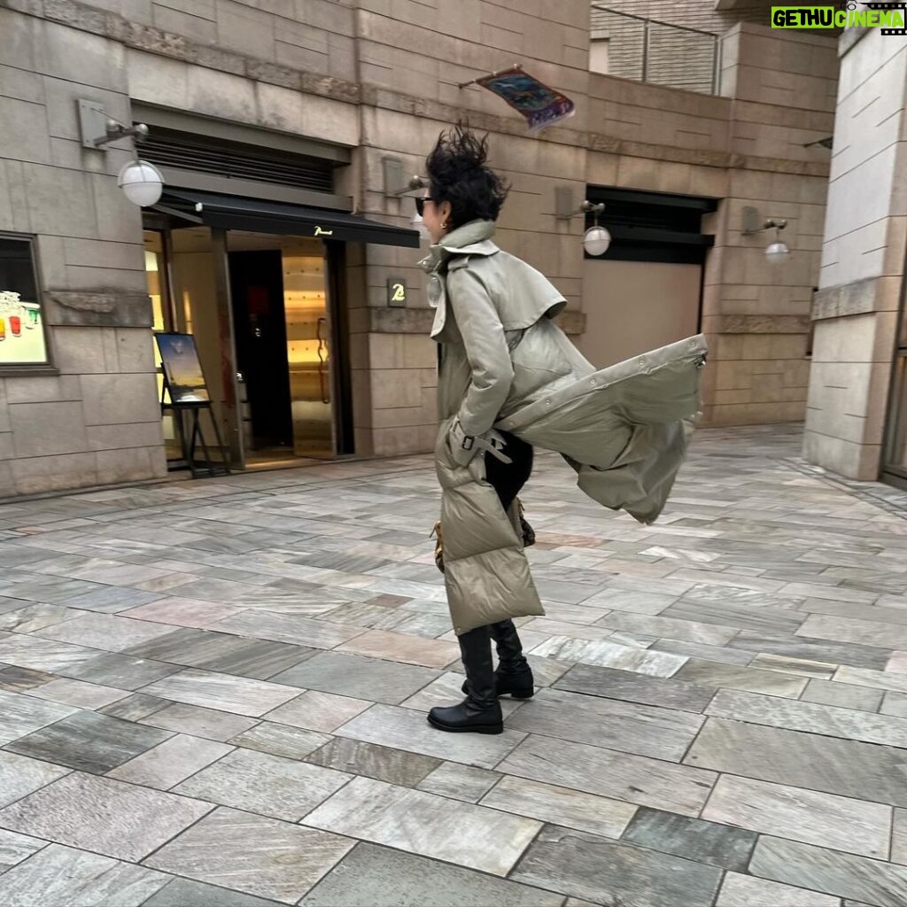 Maki Tamaru Instagram - お返事します^ - ^ ご質問いただいておりました 一枚目の写真の ブーツは　@pierrehardy パンツは COSTUME NATIONAL です。 2枚目からの カーキカラーのダウンジャケットは @sacaiofficial ブーツは @galerievie_jp です^ ^ 後半の写真は 昨日の激し目な風の中 一生懸命歩いている私を インスタハズバンド。 いる？。。。（；￣ェ￣）この写真。 しかも、良い写真が撮れたと　満足気味の相方さん。😩 主人の撮る写真は、ほとんど こんな写真ばかり。 #私服 #インスタハズバンド