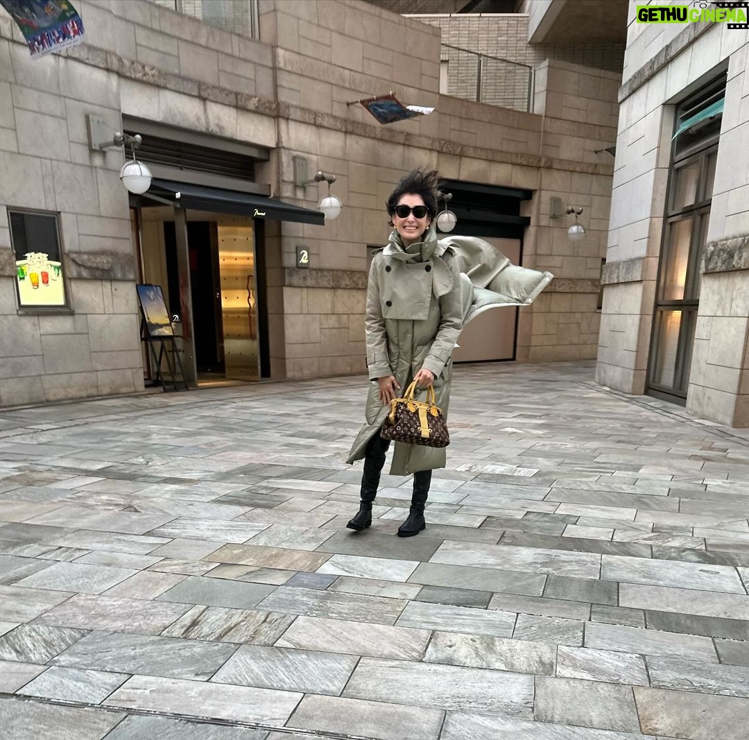 Maki Tamaru Instagram - お返事します^ - ^ ご質問いただいておりました 一枚目の写真の ブーツは @pierrehardy パンツは COSTUME NATIONAL です。 2枚目からの カーキカラーのダウンジャケットは @sacaiofficial ブーツは @galerievie_jp です^ ^ 後半の写真は 昨日の激し目な風の中 一生懸命歩いている私を インスタハズバンド。 いる?。。。(; ̄ェ ̄)この写真。 しかも、良い写真が撮れたと 満足気味の相方さん。😩 主人の撮る写真は、ほとんど こんな写真ばかり。 #私服 #インスタハズバンド