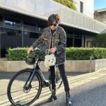 Maki Tamaru Instagram – 最近は
また
あったかかったり
寒かったり、気候が忙しい💦

自転車🚲時は、ジャケットなど
アウターの中に、コンパクトめなフード付きの
ダウンベストを忍ばせて
お出かけ。

それぐらいが、ちょうどいい感じ　♪。

そして、私、年間通してデニムシャツLOVE❤️

薄めカラーのものから、濃いめのものまで
グラデーションで集めています。

3枚目の写真は

@anteprima_japan  の可愛い子ちゃんのバッグ！
特に、街ですれちがう外国人の方から
どこのバッグか聞かれまくった今日🐶♪

今日の午前中から、お昼過ぎぐらいまでは
暖かかったのに
夕方、少し前あたりからいきなり冷え込んだ🥶
びっくり！！！

慌てて、私はツイードジャケットから
ダウンコートにお着替え。

最近、タクシーも拾いにくいので
私も主人も自転車率がめちゃくちゃ高め。

お天気が良い日の自転車移動は
とっても気持ちいい。

#最近の私服
#自転車コーデ
#急に冷え込んだ今日
#木々の街景色がまだ黄金で美しい。
#私服