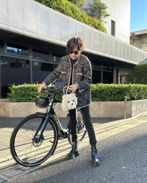 Maki Tamaru Instagram - 最近は
また
あったかかったり
寒かったり、気候が忙しい💦

自転車🚲時は、ジャケットなど
アウターの中に、コンパクトめなフード付きの
ダウンベストを忍ばせて
お出かけ。

それぐらいが、ちょうどいい感じ　♪。

そして、私、年間通してデニムシャツLOVE❤️

薄めカラーのものから、濃いめのものまで
グラデーションで集めています。

3枚目の写真は

@anteprima_japan  の可愛い子ちゃんのバッグ！
特に、街ですれちがう外国人の方から
どこのバッグか聞かれまくった今日🐶♪

今日の午前中から、お昼過ぎぐらいまでは
暖かかったのに
夕方、少し前あたりからいきなり冷え込んだ🥶
びっくり！！！

慌てて、私はツイードジャケットから
ダウンコートにお着替え。

最近、タクシーも拾いにくいので
私も主人も自転車率がめちゃくちゃ高め。

お天気が良い日の自転車移動は
とっても気持ちいい。

#最近の私服
#自転車コーデ
#急に冷え込んだ今日
#木々の街景色がまだ黄金で美しい。
#私服