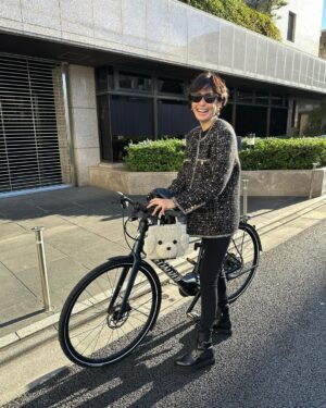 Maki Tamaru Instagram - 最近は
また
あったかかったり
寒かったり、気候が忙しい💦

自転車🚲時は、ジャケットなど
アウターの中に、コンパクトめなフード付きの
ダウンベストを忍ばせて
お出かけ。

それぐらいが、ちょうどいい感じ　♪。

そして、私、年間通してデニムシャツLOVE❤️

薄めカラーのものから、濃いめのものまで
グラデーションで集めています。

3枚目の写真は

@anteprima_japan  の可愛い子ちゃんのバッグ！
特に、街ですれちがう外国人の方から
どこのバッグか聞かれまくった今日🐶♪

今日の午前中から、お昼過ぎぐらいまでは
暖かかったのに
夕方、少し前あたりからいきなり冷え込んだ🥶
びっくり！！！

慌てて、私はツイードジャケットから
ダウンコートにお着替え。

最近、タクシーも拾いにくいので
私も主人も自転車率がめちゃくちゃ高め。

お天気が良い日の自転車移動は
とっても気持ちいい。

#最近の私服
#自転車コーデ
#急に冷え込んだ今日
#木々の街景色がまだ黄金で美しい。
#私服