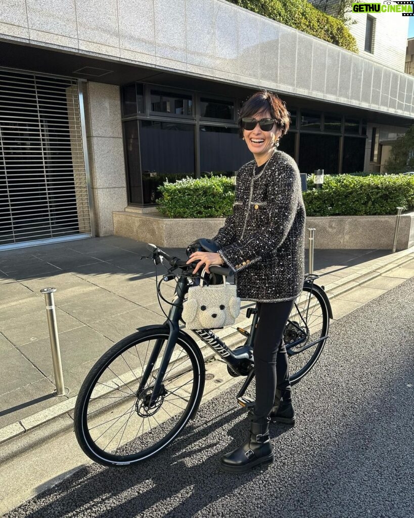 Maki Tamaru Instagram - 最近は また あったかかったり 寒かったり、気候が忙しい💦 自転車🚲時は、ジャケットなど アウターの中に、コンパクトめなフード付きの ダウンベストを忍ばせて お出かけ。 それぐらいが、ちょうどいい感じ　♪。 そして、私、年間通してデニムシャツLOVE❤️ 薄めカラーのものから、濃いめのものまで グラデーションで集めています。 3枚目の写真は @anteprima_japan の可愛い子ちゃんのバッグ！ 特に、街ですれちがう外国人の方から どこのバッグか聞かれまくった今日🐶♪ 今日の午前中から、お昼過ぎぐらいまでは 暖かかったのに 夕方、少し前あたりからいきなり冷え込んだ🥶 びっくり！！！ 慌てて、私はツイードジャケットから ダウンコートにお着替え。 最近、タクシーも拾いにくいので 私も主人も自転車率がめちゃくちゃ高め。 お天気が良い日の自転車移動は とっても気持ちいい。 #最近の私服 #自転車コーデ #急に冷え込んだ今日 #木々の街景色がまだ黄金で美しい。 #私服