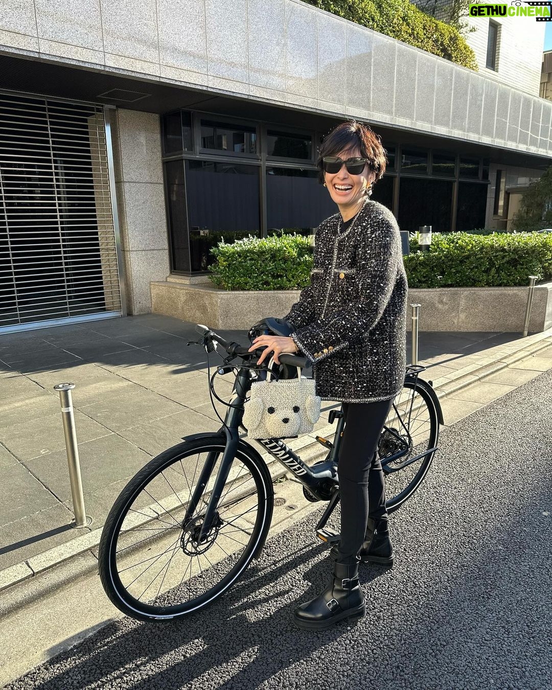 Maki Tamaru - 4.4K Likes - 最近は
また
あったかかったり
寒かったり、気候が忙しい💦
自転車🚲時は、ジャケットなど
アウターの中に、コンパクトめなフード付きの
ダウンベストを忍ばせて
お出かけ。
それぐらいが、ちょうどいい感じ ♪。
そして、私、年間通してデニムシャツLOVE❤️
薄めカラーのものから、濃いめのものまで
グラデーションで集めています。
3枚目の写真は
@anteprima_japan の可愛い子ちゃんのバッグ!
特に、街ですれちがう外国人の方から
どこのバッグか聞かれまくった今日🐶♪
今日の午前中から、お昼過ぎぐらいまでは
暖かかったのに
夕方、少し前あたりからいきなり冷え込んだ🥶
びっくり!!!
慌てて、私はツイードジャケットから
ダウンコートにお着替え。
最近、タクシーも拾いにくいので
私も主人も自転車率がめちゃくちゃ高め。
お天気が良い日の自転車移動は
とっても気持ちいい。
#最近の私服
#自転車コーデ
#急に冷え込んだ今日
#木々の街景色がまだ黄金で美しい。
#私服