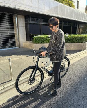 Maki Tamaru Instagram - 最近は
また
あったかかったり
寒かったり、気候が忙しい💦

自転車🚲時は、ジャケットなど
アウターの中に、コンパクトめなフード付きの
ダウンベストを忍ばせて
お出かけ。

それぐらいが、ちょうどいい感じ　♪。

そして、私、年間通してデニムシャツLOVE❤️

薄めカラーのものから、濃いめのものまで
グラデーションで集めています。

3枚目の写真は

@anteprima_japan  の可愛い子ちゃんのバッグ！
特に、街ですれちがう外国人の方から
どこのバッグか聞かれまくった今日🐶♪

今日の午前中から、お昼過ぎぐらいまでは
暖かかったのに
夕方、少し前あたりからいきなり冷え込んだ🥶
びっくり！！！

慌てて、私はツイードジャケットから
ダウンコートにお着替え。

最近、タクシーも拾いにくいので
私も主人も自転車率がめちゃくちゃ高め。

お天気が良い日の自転車移動は
とっても気持ちいい。

#最近の私服
#自転車コーデ
#急に冷え込んだ今日
#木々の街景色がまだ黄金で美しい。
#私服