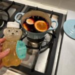 Maki Tamaru Instagram - 私は自分用の お気に入りのマグカップやグラスを 準備するようにしている。 1日のスタートに気合い注入 コーヒーTimeや☕️ 1日のラストにほっと一杯🍷 （今夜は、ホットワインで） 束の間であろうとも、そんな貴重な自分時間を 楽しみたいので そこには全力を尽くす笑💪 自分なりのスペシャルな演出を楽しむ。 その日の気分の香りと、その日のテンションの音楽を。 10分でもいい、5分でもいい 気持ちよく、深い呼吸を味わう時間を作らなければ。 そして、1日のメリハリある時間を楽しむ。 それが　明日への活力 この数週間は、なかなか激しかった💦 ほんと改めてなかなか激しかった。 やつれている私を見て 相方さんが、今夜は晩御飯を担当してくれました ありがたや。🙏 そして、今日は 撮影の下準備に いつもお世話になっている @penelopetokyo へ。 マグネットネイルに初挑戦 このプルンとちゅるんと感がたまらない♡ シンプルな地味めカラーでも 華やかに、きらびやかに仕上がる この感じ、すごっ。 へぇ〜🤩ネイルの世界も 激しく進歩してるんだなぁ〜。すごい🥺 今夜は、ピップエレキバンに癒され 水素を吸いながら爆睡します💤 おやすみなさい。また明日。