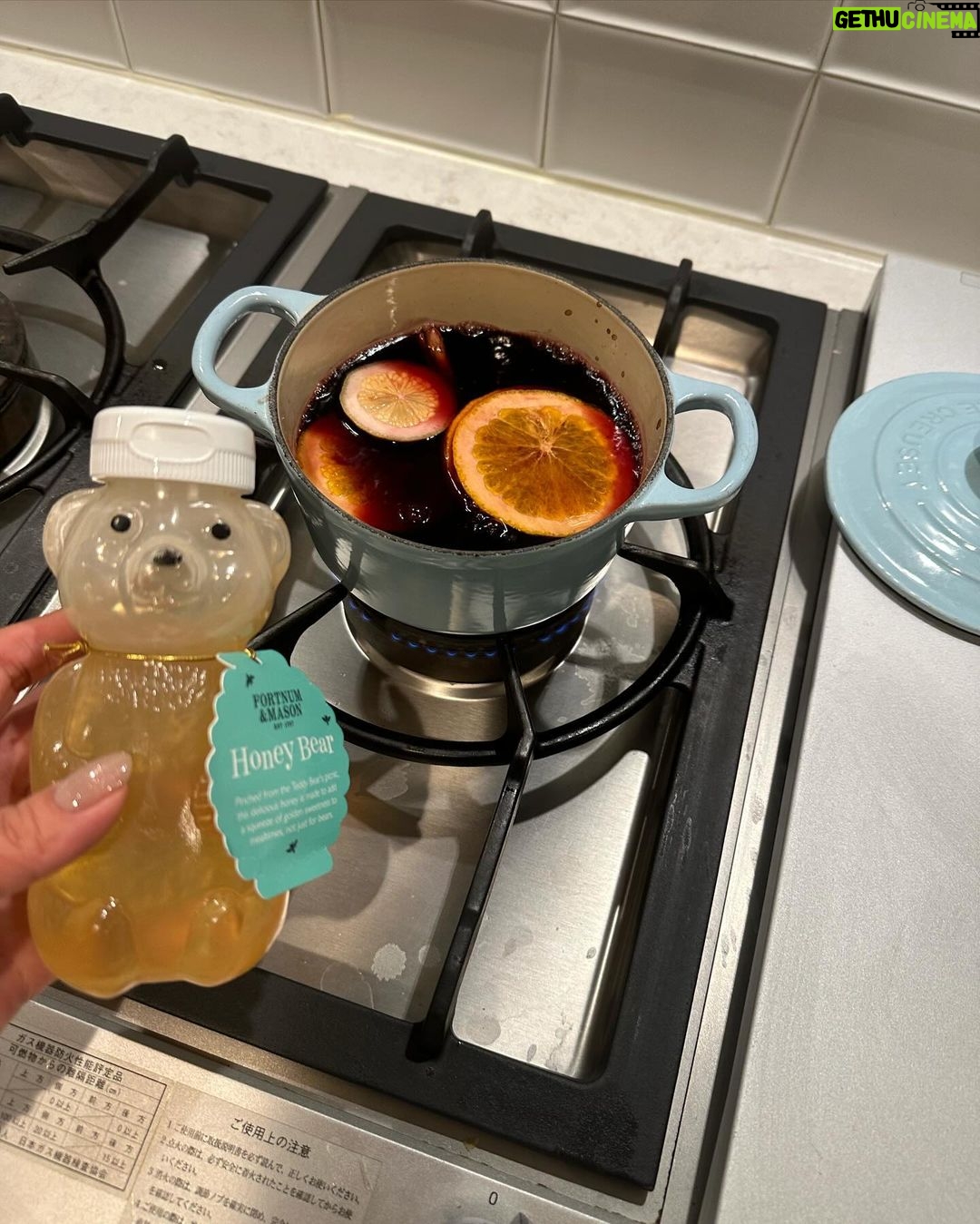 Maki Tamaru Instagram - 私は自分用の お気に入りのマグカップやグラスを 準備するようにしている。 1日のスタートに気合い注入 コーヒーTimeや☕️ 1日のラストにほっと一杯🍷 (今夜は、ホットワインで) 束の間であろうとも、そんな貴重な自分時間を 楽しみたいので そこには全力を尽くす笑💪 自分なりのスペシャルな演出を楽しむ。 その日の気分の香りと、その日のテンションの音楽を。 10分でもいい、5分でもいい 気持ちよく、深い呼吸を味わう時間を作らなければ。 そして、1日のメリハリある時間を楽しむ。 それが 明日への活力 この数週間は、なかなか激しかった💦 ほんと改めてなかなか激しかった。 やつれている私を見て 相方さんが、今夜は晩御飯を担当してくれました ありがたや。🙏 そして、今日は 撮影の下準備に いつもお世話になっている @penelopetokyo へ。 マグネットネイルに初挑戦 このプルンとちゅるんと感がたまらない♡ シンプルな地味めカラーでも 華やかに、きらびやかに仕上がる この感じ、すごっ。 へぇ〜🤩ネイルの世界も 激しく進歩してるんだなぁ〜。すごい🥺 今夜は、ピップエレキバンに癒され 水素を吸いながら爆睡します💤 おやすみなさい。また明日。