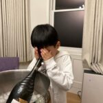 Maki Tamaru Instagram - 私は自分用の お気に入りのマグカップやグラスを 準備するようにしている。 1日のスタートに気合い注入 コーヒーTimeや☕️ 1日のラストにほっと一杯🍷 （今夜は、ホットワインで） 束の間であろうとも、そんな貴重な自分時間を 楽しみたいので そこには全力を尽くす笑💪 自分なりのスペシャルな演出を楽しむ。 その日の気分の香りと、その日のテンションの音楽を。 10分でもいい、5分でもいい 気持ちよく、深い呼吸を味わう時間を作らなければ。 そして、1日のメリハリある時間を楽しむ。 それが　明日への活力 この数週間は、なかなか激しかった💦 ほんと改めてなかなか激しかった。 やつれている私を見て 相方さんが、今夜は晩御飯を担当してくれました ありがたや。🙏 そして、今日は 撮影の下準備に いつもお世話になっている @penelopetokyo へ。 マグネットネイルに初挑戦 このプルンとちゅるんと感がたまらない♡ シンプルな地味めカラーでも 華やかに、きらびやかに仕上がる この感じ、すごっ。 へぇ〜🤩ネイルの世界も 激しく進歩してるんだなぁ〜。すごい🥺 今夜は、ピップエレキバンに癒され 水素を吸いながら爆睡します💤 おやすみなさい。また明日。