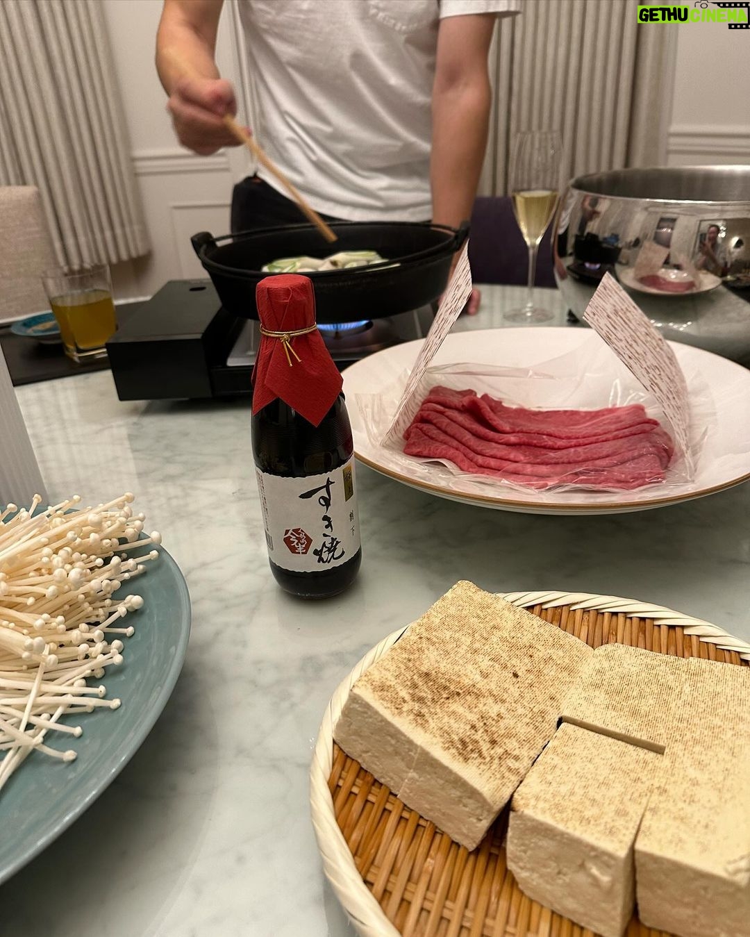 Maki Tamaru Instagram - 私は自分用の お気に入りのマグカップやグラスを 準備するようにしている。 1日のスタートに気合い注入 コーヒーTimeや☕️ 1日のラストにほっと一杯🍷 (今夜は、ホットワインで) 束の間であろうとも、そんな貴重な自分時間を 楽しみたいので そこには全力を尽くす笑💪 自分なりのスペシャルな演出を楽しむ。 その日の気分の香りと、その日のテンションの音楽を。 10分でもいい、5分でもいい 気持ちよく、深い呼吸を味わう時間を作らなければ。 そして、1日のメリハリある時間を楽しむ。 それが 明日への活力 この数週間は、なかなか激しかった💦 ほんと改めてなかなか激しかった。 やつれている私を見て 相方さんが、今夜は晩御飯を担当してくれました ありがたや。🙏 そして、今日は 撮影の下準備に いつもお世話になっている @penelopetokyo へ。 マグネットネイルに初挑戦 このプルンとちゅるんと感がたまらない♡ シンプルな地味めカラーでも 華やかに、きらびやかに仕上がる この感じ、すごっ。 へぇ〜🤩ネイルの世界も 激しく進歩してるんだなぁ〜。すごい🥺 今夜は、ピップエレキバンに癒され 水素を吸いながら爆睡します💤 おやすみなさい。また明日。