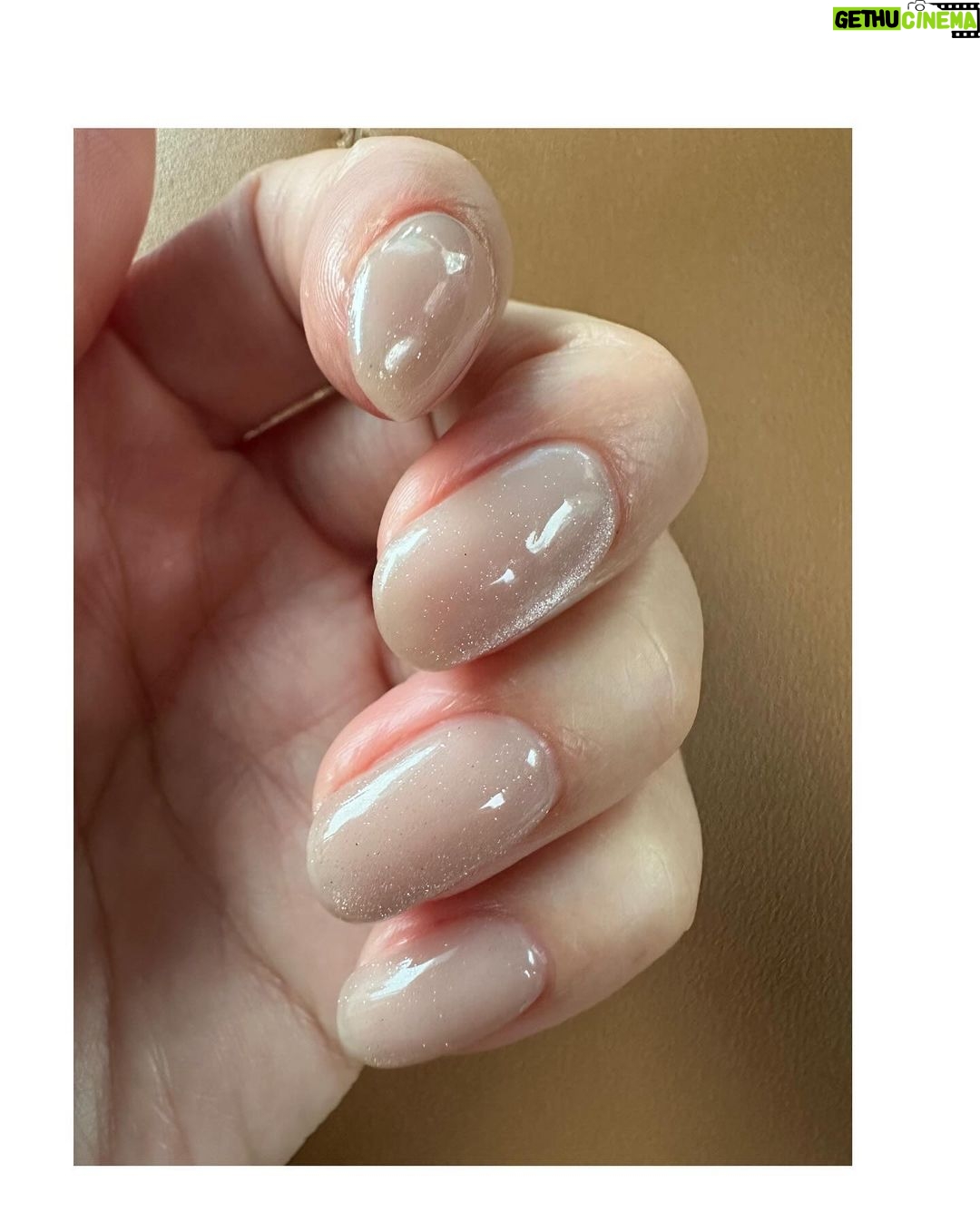 Maki Tamaru Instagram - 私は自分用の お気に入りのマグカップやグラスを 準備するようにしている。 1日のスタートに気合い注入 コーヒーTimeや☕️ 1日のラストにほっと一杯🍷 (今夜は、ホットワインで) 束の間であろうとも、そんな貴重な自分時間を 楽しみたいので そこには全力を尽くす笑💪 自分なりのスペシャルな演出を楽しむ。 その日の気分の香りと、その日のテンションの音楽を。 10分でもいい、5分でもいい 気持ちよく、深い呼吸を味わう時間を作らなければ。 そして、1日のメリハリある時間を楽しむ。 それが 明日への活力 この数週間は、なかなか激しかった💦 ほんと改めてなかなか激しかった。 やつれている私を見て 相方さんが、今夜は晩御飯を担当してくれました ありがたや。🙏 そして、今日は 撮影の下準備に いつもお世話になっている @penelopetokyo へ。 マグネットネイルに初挑戦 このプルンとちゅるんと感がたまらない♡ シンプルな地味めカラーでも 華やかに、きらびやかに仕上がる この感じ、すごっ。 へぇ〜🤩ネイルの世界も 激しく進歩してるんだなぁ〜。すごい🥺 今夜は、ピップエレキバンに癒され 水素を吸いながら爆睡します💤 おやすみなさい。また明日。