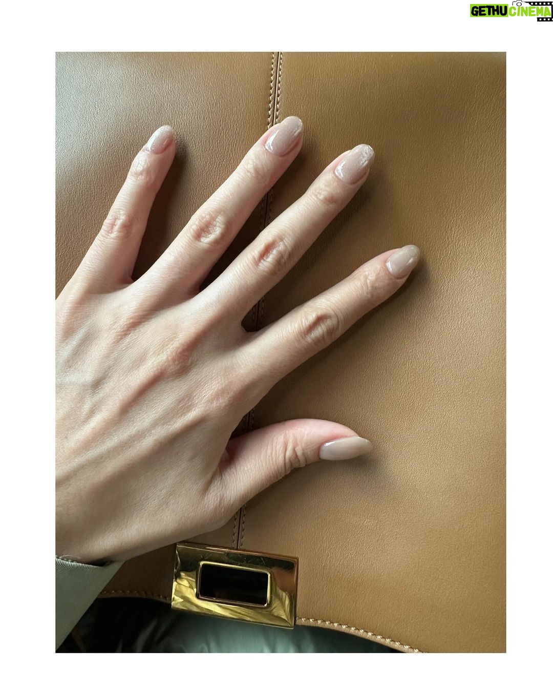 Maki Tamaru Instagram - 私は自分用の お気に入りのマグカップやグラスを 準備するようにしている。 1日のスタートに気合い注入 コーヒーTimeや☕️ 1日のラストにほっと一杯🍷 (今夜は、ホットワインで) 束の間であろうとも、そんな貴重な自分時間を 楽しみたいので そこには全力を尽くす笑💪 自分なりのスペシャルな演出を楽しむ。 その日の気分の香りと、その日のテンションの音楽を。 10分でもいい、5分でもいい 気持ちよく、深い呼吸を味わう時間を作らなければ。 そして、1日のメリハリある時間を楽しむ。 それが 明日への活力 この数週間は、なかなか激しかった💦 ほんと改めてなかなか激しかった。 やつれている私を見て 相方さんが、今夜は晩御飯を担当してくれました ありがたや。🙏 そして、今日は 撮影の下準備に いつもお世話になっている @penelopetokyo へ。 マグネットネイルに初挑戦 このプルンとちゅるんと感がたまらない♡ シンプルな地味めカラーでも 華やかに、きらびやかに仕上がる この感じ、すごっ。 へぇ〜🤩ネイルの世界も 激しく進歩してるんだなぁ〜。すごい🥺 今夜は、ピップエレキバンに癒され 水素を吸いながら爆睡します💤 おやすみなさい。また明日。
