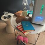 Maki Tamaru Instagram - 私は自分用の お気に入りのマグカップやグラスを 準備するようにしている。 1日のスタートに気合い注入 コーヒーTimeや☕️ 1日のラストにほっと一杯🍷 （今夜は、ホットワインで） 束の間であろうとも、そんな貴重な自分時間を 楽しみたいので そこには全力を尽くす笑💪 自分なりのスペシャルな演出を楽しむ。 その日の気分の香りと、その日のテンションの音楽を。 10分でもいい、5分でもいい 気持ちよく、深い呼吸を味わう時間を作らなければ。 そして、1日のメリハリある時間を楽しむ。 それが　明日への活力 この数週間は、なかなか激しかった💦 ほんと改めてなかなか激しかった。 やつれている私を見て 相方さんが、今夜は晩御飯を担当してくれました ありがたや。🙏 そして、今日は 撮影の下準備に いつもお世話になっている @penelopetokyo へ。 マグネットネイルに初挑戦 このプルンとちゅるんと感がたまらない♡ シンプルな地味めカラーでも 華やかに、きらびやかに仕上がる この感じ、すごっ。 へぇ〜🤩ネイルの世界も 激しく進歩してるんだなぁ〜。すごい🥺 今夜は、ピップエレキバンに癒され 水素を吸いながら爆睡します💤 おやすみなさい。また明日。