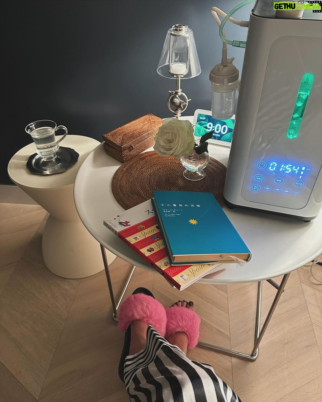 Maki Tamaru Instagram - 私は自分用の お気に入りのマグカップやグラスを 準備するようにしている。 1日のスタートに気合い注入 コーヒーTimeや☕️ 1日のラストにほっと一杯🍷 (今夜は、ホットワインで) 束の間であろうとも、そんな貴重な自分時間を 楽しみたいので そこには全力を尽くす笑💪 自分なりのスペシャルな演出を楽しむ。 その日の気分の香りと、その日のテンションの音楽を。 10分でもいい、5分でもいい 気持ちよく、深い呼吸を味わう時間を作らなければ。 そして、1日のメリハリある時間を楽しむ。 それが 明日への活力 この数週間は、なかなか激しかった💦 ほんと改めてなかなか激しかった。 やつれている私を見て 相方さんが、今夜は晩御飯を担当してくれました ありがたや。🙏 そして、今日は 撮影の下準備に いつもお世話になっている @penelopetokyo へ。 マグネットネイルに初挑戦 このプルンとちゅるんと感がたまらない♡ シンプルな地味めカラーでも 華やかに、きらびやかに仕上がる この感じ、すごっ。 へぇ〜🤩ネイルの世界も 激しく進歩してるんだなぁ〜。すごい🥺 今夜は、ピップエレキバンに癒され 水素を吸いながら爆睡します💤 おやすみなさい。また明日。