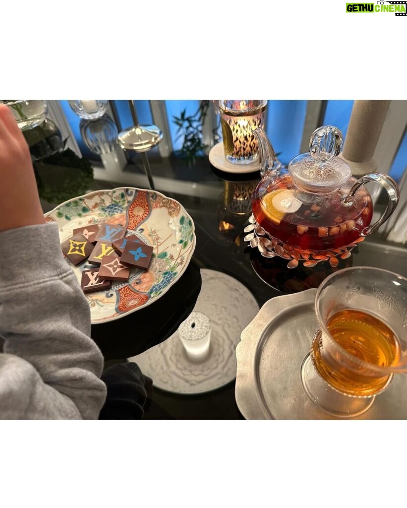 Maki Tamaru Instagram - 先日、お邪魔した ete❤️ 最高においしいお食事と 最高においしいワインやシャンパン そして キラキラした @mikaofficial99 ちゃん @411ayano ちゃん めちゃべっぴんさんな二人と一緒で 最高の景色💃 ここは天国かと思ったそんな一夜。 しかも、やっぱり @natsuko.ete さんのお料理は 素晴らしかった🥺👏🙏です。 そして、みかちゃんの Happy格言カレンダー♡♡♡♡♡♡♡ 中には、みかちゃんの格言と 可愛くて、きれいな写真がいっぱい！ ほんま 年々、美しくなる美香ちゃん、凄過ぎる！ 今日は次男🦖と 黄金の銀杏道をお散歩 午前中はコーヒーが多いのですが 午後からは紅茶が多め。 オシャレ〜✨な チョコレートをいただき🙏 子供たちとおやつ時間を楽しみました♪♪♪ 1日が過ぎていくのが早すぎる ほんと、いろんなことが入りきっていない💦やばい😱