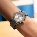 Maki Tamaru Instagram - HUBLOT表参道ブティック にお邪魔させていただきました。 ホリデーシーズンに 飾られたクリスマスツリーや 高級感のある店内 上品な和の気配に モダンなアートが合わせられていて 一歩足をを踏み入れた瞬間 わぁ〜♡と　トキメキの吐息がでる 夢空間。 そして、こちらでは ショーケース越しにではなく、ダイレクトに 時計を見ることができるのが魅力的でした！ 今回、新作や日本限定モデルを着用して撮影を させて頂き 丁寧な説明もいただけ HUBLOTの魅力を沢山知れ 益々　HUBLOTファンになりました。 #pr #Hublot #ウブロ