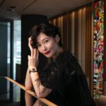 Maki Tamaru Instagram - HUBLOT表参道ブティック にお邪魔させていただきました。 ホリデーシーズンに 飾られたクリスマスツリーや 高級感のある店内 上品な和の気配に モダンなアートが合わせられていて 一歩足をを踏み入れた瞬間 わぁ〜♡と　トキメキの吐息がでる 夢空間。 そして、こちらでは ショーケース越しにではなく、ダイレクトに 時計を見ることができるのが魅力的でした！ 今回、新作や日本限定モデルを着用して撮影を させて頂き 丁寧な説明もいただけ HUBLOTの魅力を沢山知れ 益々　HUBLOTファンになりました。 #pr #Hublot #ウブロ