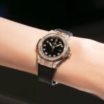 Maki Tamaru Instagram - HUBLOT表参道ブティック にお邪魔させていただきました。 ホリデーシーズンに 飾られたクリスマスツリーや 高級感のある店内 上品な和の気配に モダンなアートが合わせられていて 一歩足をを踏み入れた瞬間 わぁ〜♡と　トキメキの吐息がでる 夢空間。 そして、こちらでは ショーケース越しにではなく、ダイレクトに 時計を見ることができるのが魅力的でした！ 今回、新作や日本限定モデルを着用して撮影を させて頂き 丁寧な説明もいただけ HUBLOTの魅力を沢山知れ 益々　HUBLOTファンになりました。 #pr #Hublot #ウブロ
