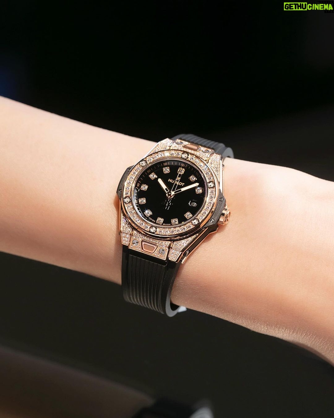 Maki Tamaru Instagram - HUBLOT表参道ブティック にお邪魔させていただきました。 ホリデーシーズンに 飾られたクリスマスツリーや 高級感のある店内 上品な和の気配に モダンなアートが合わせられていて 一歩足をを踏み入れた瞬間 わぁ〜♡と トキメキの吐息がでる 夢空間。 そして、こちらでは ショーケース越しにではなく、ダイレクトに 時計を見ることができるのが魅力的でした! 今回、新作や日本限定モデルを着用して撮影を させて頂き 丁寧な説明もいただけ HUBLOTの魅力を沢山知れ 益々 HUBLOTファンになりました。 #pr #Hublot #ウブロ