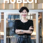 Maki Tamaru Instagram - HUBLOT表参道ブティック にお邪魔させていただきました。 ホリデーシーズンに 飾られたクリスマスツリーや 高級感のある店内 上品な和の気配に モダンなアートが合わせられていて 一歩足をを踏み入れた瞬間 わぁ〜♡と　トキメキの吐息がでる 夢空間。 そして、こちらでは ショーケース越しにではなく、ダイレクトに 時計を見ることができるのが魅力的でした！ 今回、新作や日本限定モデルを着用して撮影を させて頂き 丁寧な説明もいただけ HUBLOTの魅力を沢山知れ 益々　HUBLOTファンになりました。 #pr #Hublot #ウブロ