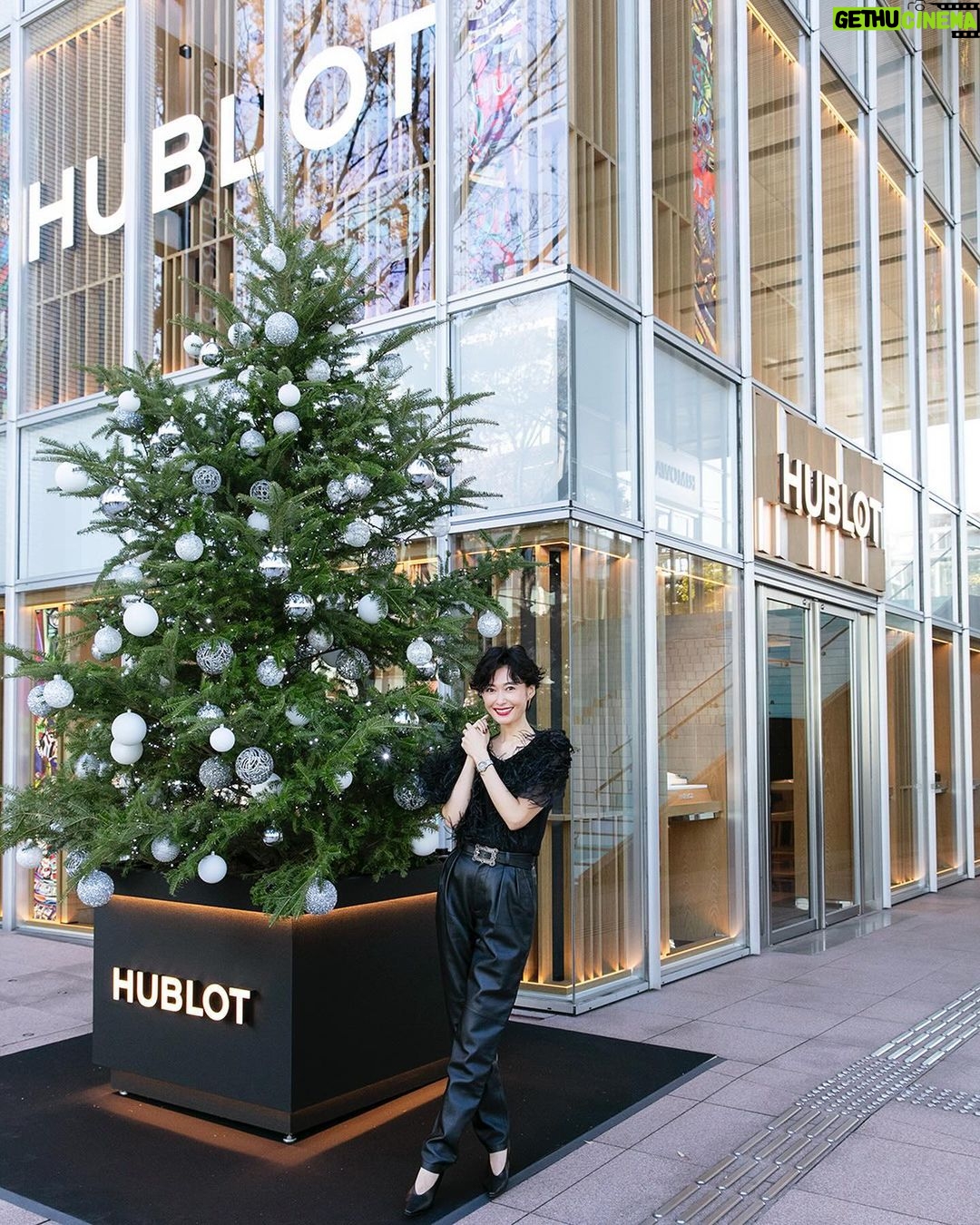 Maki Tamaru Instagram - HUBLOT表参道ブティック にお邪魔させていただきました。 ホリデーシーズンに 飾られたクリスマスツリーや 高級感のある店内 上品な和の気配に モダンなアートが合わせられていて 一歩足をを踏み入れた瞬間 わぁ〜♡と トキメキの吐息がでる 夢空間。 そして、こちらでは ショーケース越しにではなく、ダイレクトに 時計を見ることができるのが魅力的でした! 今回、新作や日本限定モデルを着用して撮影を させて頂き 丁寧な説明もいただけ HUBLOTの魅力を沢山知れ 益々 HUBLOTファンになりました。 #pr #Hublot #ウブロ