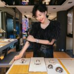 Maki Tamaru Instagram - HUBLOT表参道ブティック にお邪魔させていただきました。 ホリデーシーズンに 飾られたクリスマスツリーや 高級感のある店内 上品な和の気配に モダンなアートが合わせられていて 一歩足をを踏み入れた瞬間 わぁ〜♡と　トキメキの吐息がでる 夢空間。 そして、こちらでは ショーケース越しにではなく、ダイレクトに 時計を見ることができるのが魅力的でした！ 今回、新作や日本限定モデルを着用して撮影を させて頂き 丁寧な説明もいただけ HUBLOTの魅力を沢山知れ 益々　HUBLOTファンになりました。 #pr #Hublot #ウブロ