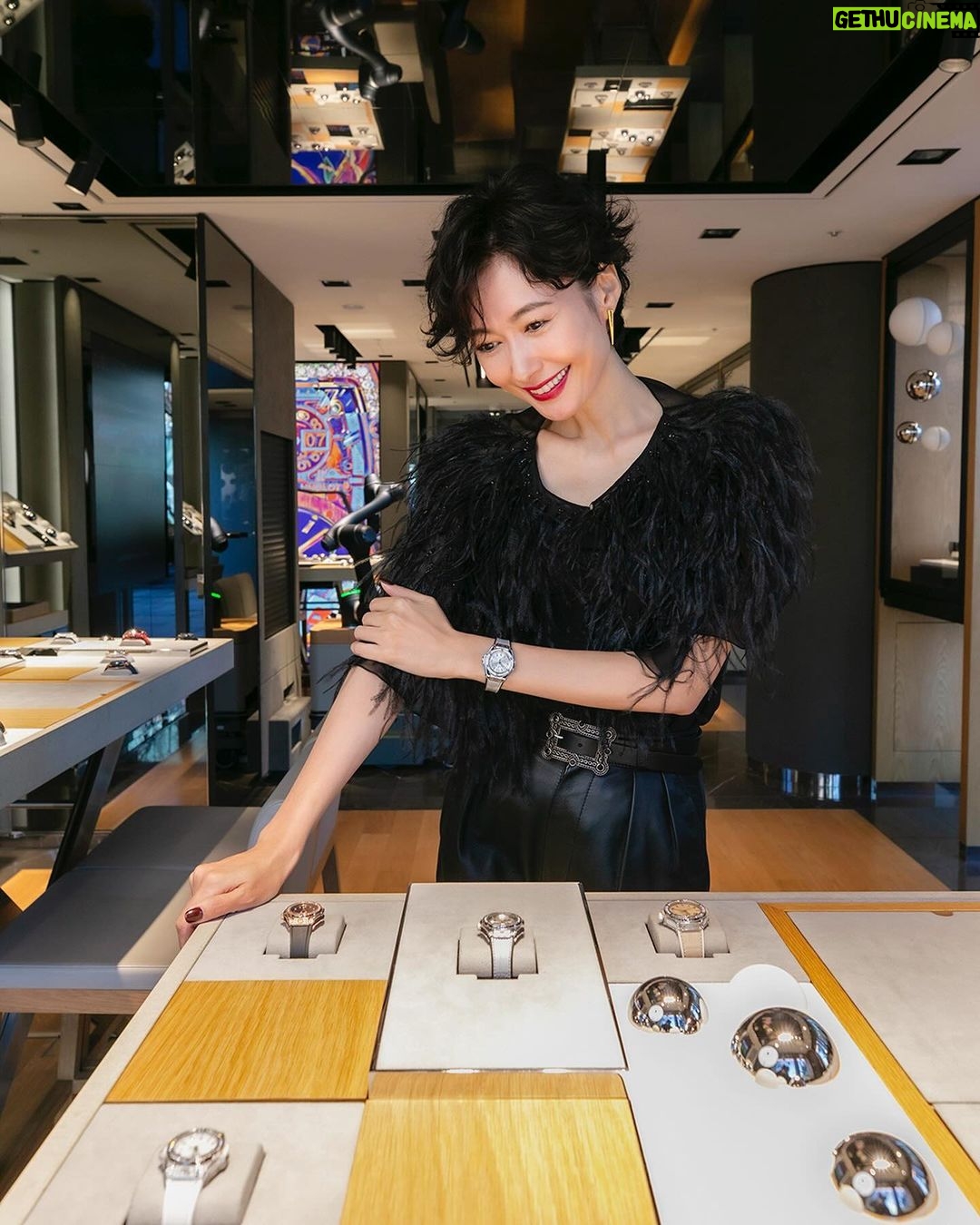 Maki Tamaru Instagram - HUBLOT表参道ブティック にお邪魔させていただきました。 ホリデーシーズンに 飾られたクリスマスツリーや 高級感のある店内 上品な和の気配に モダンなアートが合わせられていて 一歩足をを踏み入れた瞬間 わぁ〜♡と トキメキの吐息がでる 夢空間。 そして、こちらでは ショーケース越しにではなく、ダイレクトに 時計を見ることができるのが魅力的でした! 今回、新作や日本限定モデルを着用して撮影を させて頂き 丁寧な説明もいただけ HUBLOTの魅力を沢山知れ 益々 HUBLOTファンになりました。 #pr #Hublot #ウブロ