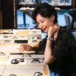 Maki Tamaru Instagram - HUBLOT表参道ブティック にお邪魔させていただきました。 ホリデーシーズンに 飾られたクリスマスツリーや 高級感のある店内 上品な和の気配に モダンなアートが合わせられていて 一歩足をを踏み入れた瞬間 わぁ〜♡と　トキメキの吐息がでる 夢空間。 そして、こちらでは ショーケース越しにではなく、ダイレクトに 時計を見ることができるのが魅力的でした！ 今回、新作や日本限定モデルを着用して撮影を させて頂き 丁寧な説明もいただけ HUBLOTの魅力を沢山知れ 益々　HUBLOTファンになりました。 #pr #Hublot #ウブロ