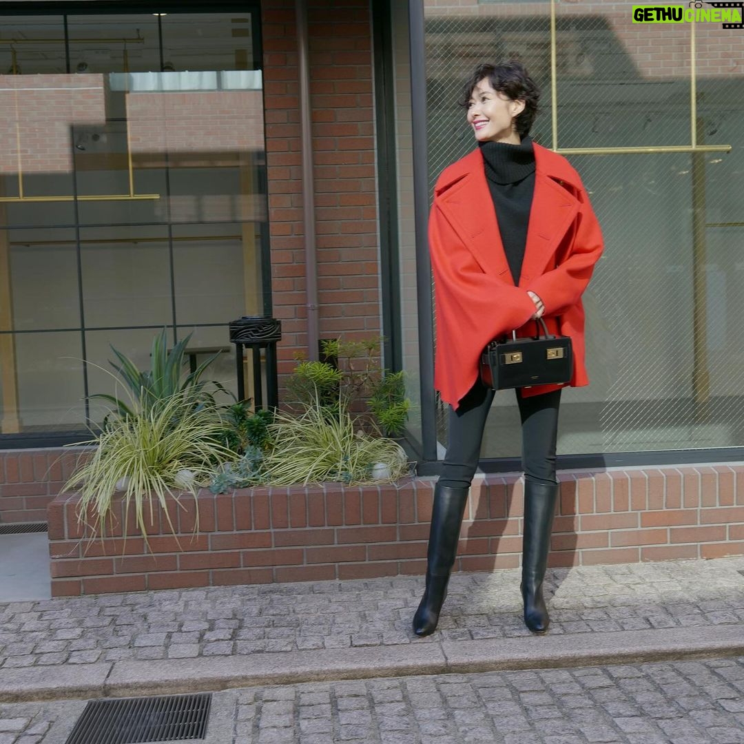Maki Tamaru Instagram - 最近のお洋服 赤コートは @kolorofficial 3枚目のアウターは @sacaiofficial パンプスは @pellico_japan 4枚目は セットアップホワイト コートは @ade_tamarumaki スニーカー @pierrehardy 5枚目写真は @poloralphlauren LAUREN PURPLE LABEL 6枚目写真は ワンピース @sacaiofficial 7枚目写真のコートは @anteprima_japan #私服 #衣装 #最近のお洋服 #今日も天気よし! #冬コーデ