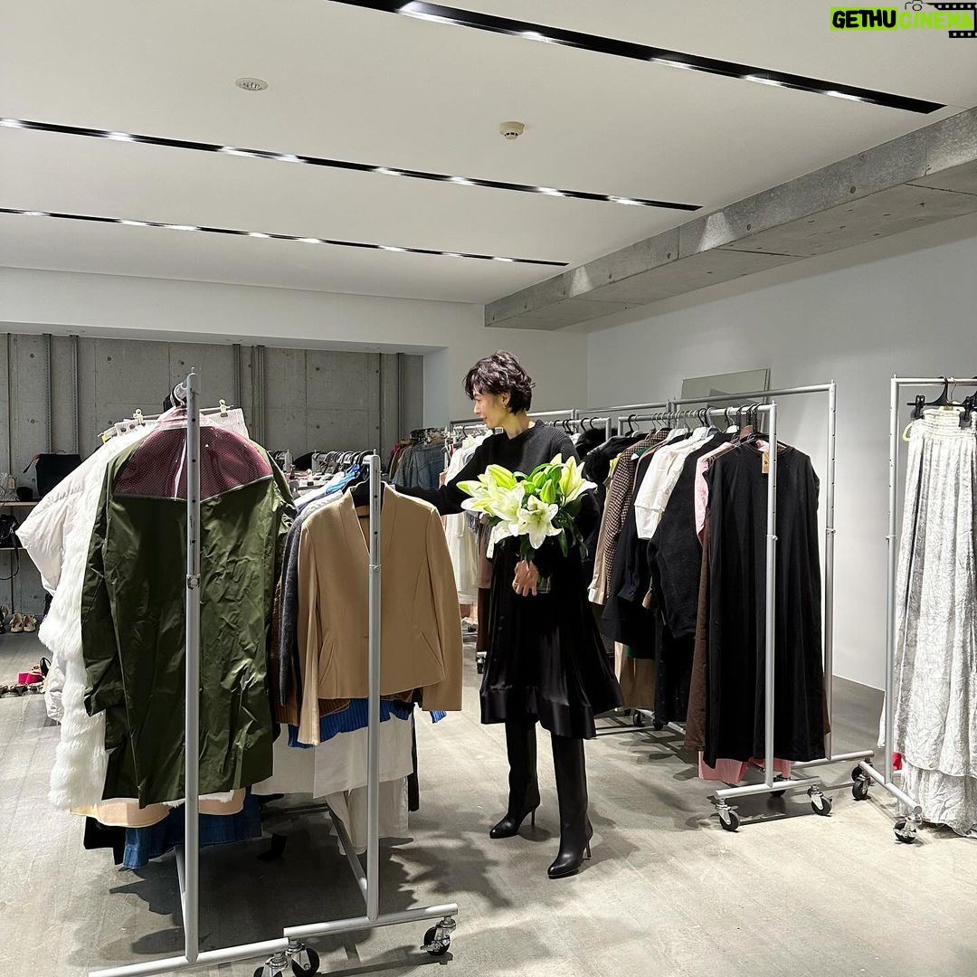 Maki Tamaru Instagram - 最近のお洋服 赤コートは @kolorofficial 3枚目のアウターは @sacaiofficial パンプスは @pellico_japan 4枚目は セットアップホワイト コートは @ade_tamarumaki スニーカー @pierrehardy 5枚目写真は @poloralphlauren LAUREN PURPLE LABEL 6枚目写真は ワンピース @sacaiofficial 7枚目写真のコートは @anteprima_japan #私服 #衣装 #最近のお洋服 #今日も天気よし! #冬コーデ