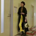 Maki Tamaru Instagram - 元気なイエローカラーのパンツに ブラウンミックスのスタイルで^ - ^ 楽屋前にて 私服📸　フォトグラファー　⭐︎野マネージャー！ 今日も相変わらずワイワイと愉快で元気なメンバーで 楽しい収録でした🙏 スタイリスト @chan_suzukichan さんから バレンタインチョコをいただき 恐竜🦕🦖達に見つかる前に ど真ん中から、お先に一口いただきます〜💃 　　 今日の東京🗼タワーは まっかっか❤️