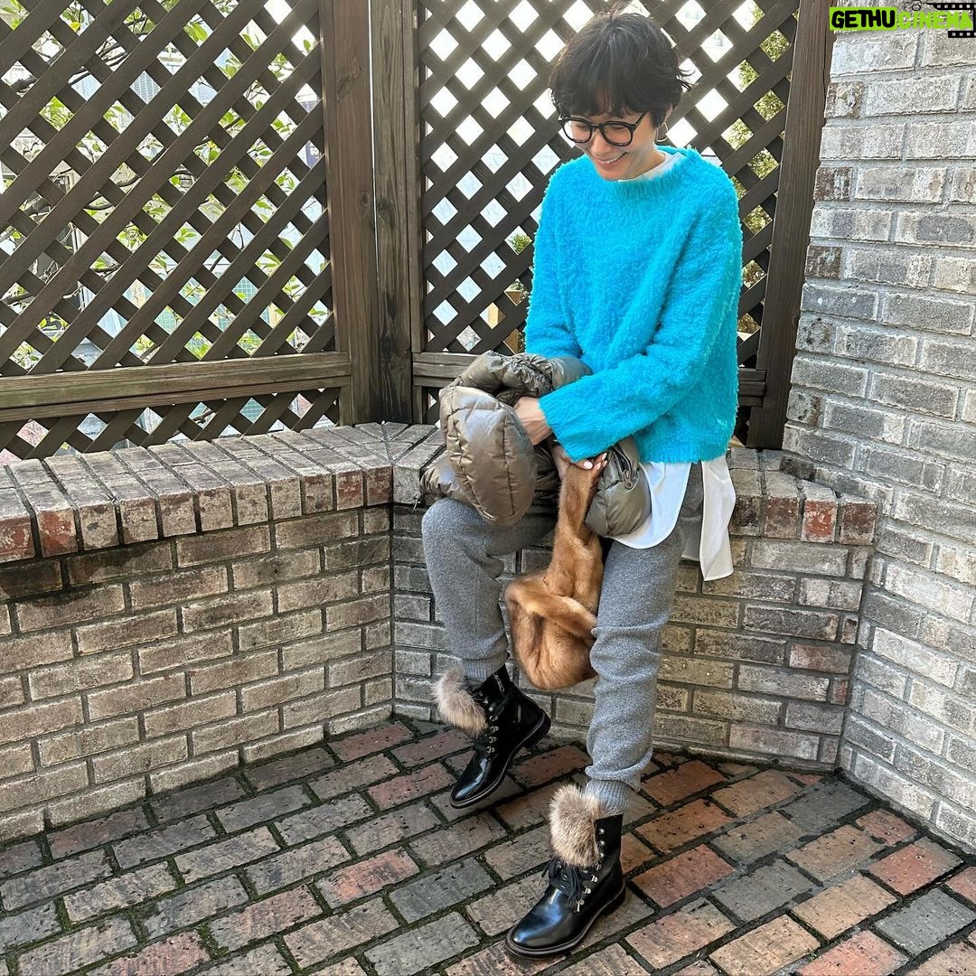 Maki Tamaru Instagram - もともと大好きなグレーカラー🩶 最近特に登場率が高い気もする 同じパンツを使って、2つのコーディネート TPOやオケージョンにとらわれない日は なんだかんだ、🤏きちんと見えして それでいて 楽ちんであることがかなり大切 💪 若い頃のように、ファッションは 我慢!だとはもう言えません(°▽°)💦 ファッションにおいて、大切にしているのは 快適で便利で気持ちよくて、自分が着ていて楽しいこと ♪ 人は歳を重ね生きている中で いつの間にやら 考え方や、価値観、生き方、好きな事、ありかた などなどなど 大きく変わる部分もあるんだなあと 自分で自分を分析して痛感する 多分20代の頃の私と今のわたしが 会話しても、会話にならない気がする。 と言うか全く 気が合わない気がする🤪 1枚目の写真のニットは GEMINI @whimgazette_official ブーツ @brunellocucinelli_brand BRUNELLO CUCINELLI 2枚目の写真のブーツは @zara ZARA バッグ @delvaux ジャケット victoriabeckham victoriabeckham オンエア 明日、2/8(木)11:55~ 日本テレビ「ヒルナンデス!」 木曜ファッション企画に、VTR出演します。 4枚目写真は ヒルナンデスの時に着た シアーコーデ。 新しくしたネイル💅は 春をイメージした ピンク気分で 🌸 爪の先から一足早く春気分♪