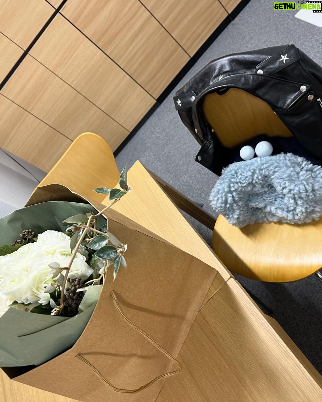 Maki Tamaru Instagram - 今日は デザインミーティング💪 そんなに寒からずの今日 雨予報を確認せずに レザージャケットをだしてしもた(;o;)。 しかし、これから東京はしばらく雨☔ 水曜日ぐらいから、ぐっと寒くなると言う噂😱 花粉だけでも辛いのに、、、😩 皆さん、気候の変化にも お気をつけくださいね🥺 今日は2週間ぶりとなってしまった、ミーティング チームAdéのみんなから 優しい言葉をいただき とても心強くもあり 心があったまりました🙏。 ミーティングから帰ってきて、夕食作り💪 久しぶりの🦑大根 今夜のメニューは、まっちゃっちゃ そして、年中、ハロウィン🎃👻気分の ご機嫌な次男🦖 今日は宇宙へ行く様子🚀。 やらなきゃいけないことを、ドタバタと終えて ベッドに入ったらもう10時20分💦 早く寝なきゃ( ̄▽ ̄;) おやすみなさい また明日💤