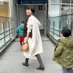 Maki Tamaru Instagram - 土曜日ランチは 恐竜🦖🦕達、そして私も 大好きな マクドナルドへ　♪ からの 長男🦕のサッカー⚽️クラスへ　 週末は相変わらず 右に左に送迎叔母さん🚗💨 ながれでそのまま お花屋さんへ。 いつもな感じの土曜日 夜は 私の母が昔から1番好きだと言い続けている 母にとってスペシャルな映画 Mrs. Doubtfire　を 孫たちと　📽️Night 穏やかな土曜日　🙏 次男🦖 お咳がとまってよかったね。 花粉もやってきて 何だかんだと まだまだ 気が抜けませんが 子供達も一緒にがっつり 腸活はじめました♡