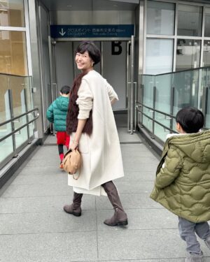 Maki Tamaru Instagram - 土曜日ランチは
恐竜🦖🦕達、そして私も
大好きな
マクドナルドへ　♪

からの
長男🦕のサッカー⚽️クラスへ　

週末は相変わらず
右に左に送迎叔母さん🚗💨

ながれでそのまま
お花屋さんへ。

いつもな感じの土曜日

夜は
私の母が昔から1番好きだと言い続けている
母にとってスペシャルな映画

Mrs. Doubtfire　を
孫たちと　📽️Night
穏やかな土曜日　🙏

次男🦖
お咳がとまってよかったね。

花粉もやってきて
何だかんだと
まだまだ
気が抜けませんが
子供達も一緒にがっつり
腸活はじめました♡