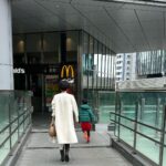 Maki Tamaru Instagram - 土曜日ランチは 恐竜🦖🦕達、そして私も 大好きな マクドナルドへ　♪ からの 長男🦕のサッカー⚽️クラスへ　 週末は相変わらず 右に左に送迎叔母さん🚗💨 ながれでそのまま お花屋さんへ。 いつもな感じの土曜日 夜は 私の母が昔から1番好きだと言い続けている 母にとってスペシャルな映画 Mrs. Doubtfire　を 孫たちと　📽️Night 穏やかな土曜日　🙏 次男🦖 お咳がとまってよかったね。 花粉もやってきて 何だかんだと まだまだ 気が抜けませんが 子供達も一緒にがっつり 腸活はじめました♡