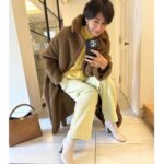 Maki Tamaru Instagram - 先日のイエロー💛タートルは ユニクロさんのUNIQLO：Cアイテム！ 綺麗なイエローには目がない私。 イエローって、なんか元気になる。 アウター　@maxmara パンツ　@galerievie_jp ブーツ　@pellico_japan 3枚目は防寒スタイル💪 ダウンジャケット　@moorer_official ニット　@therow ストール　@johnsmedleyknitwear 昨日は長男🦕と 朝時間をゆっくり過ごし その後ドタバタとパッキングスタート。 おやすみの日も、学校に行く時間と同じ時間に起き 朝ごはんをする長男 （これはこれで、もう少しゆっくり寝てくれと🙏 切に願うのですが、、、、） 次男🦖は起こすまで13時間でも 永遠にぶっとうしで 寝続ける(￣(工)￣) はよおきなさい。。。😩 先日アップした 8枚目の写真の ジャケットは @sacaiofficial のアイテムです。 久しぶりに 真っ白な世界にやってきました 雪景色は 私にとって 心と脳のデトックスになる 🥺♡ 張り切って、新しく買った⛷️ウェアを着てきたら ジッパー全てに ビニールがはったままだった😂