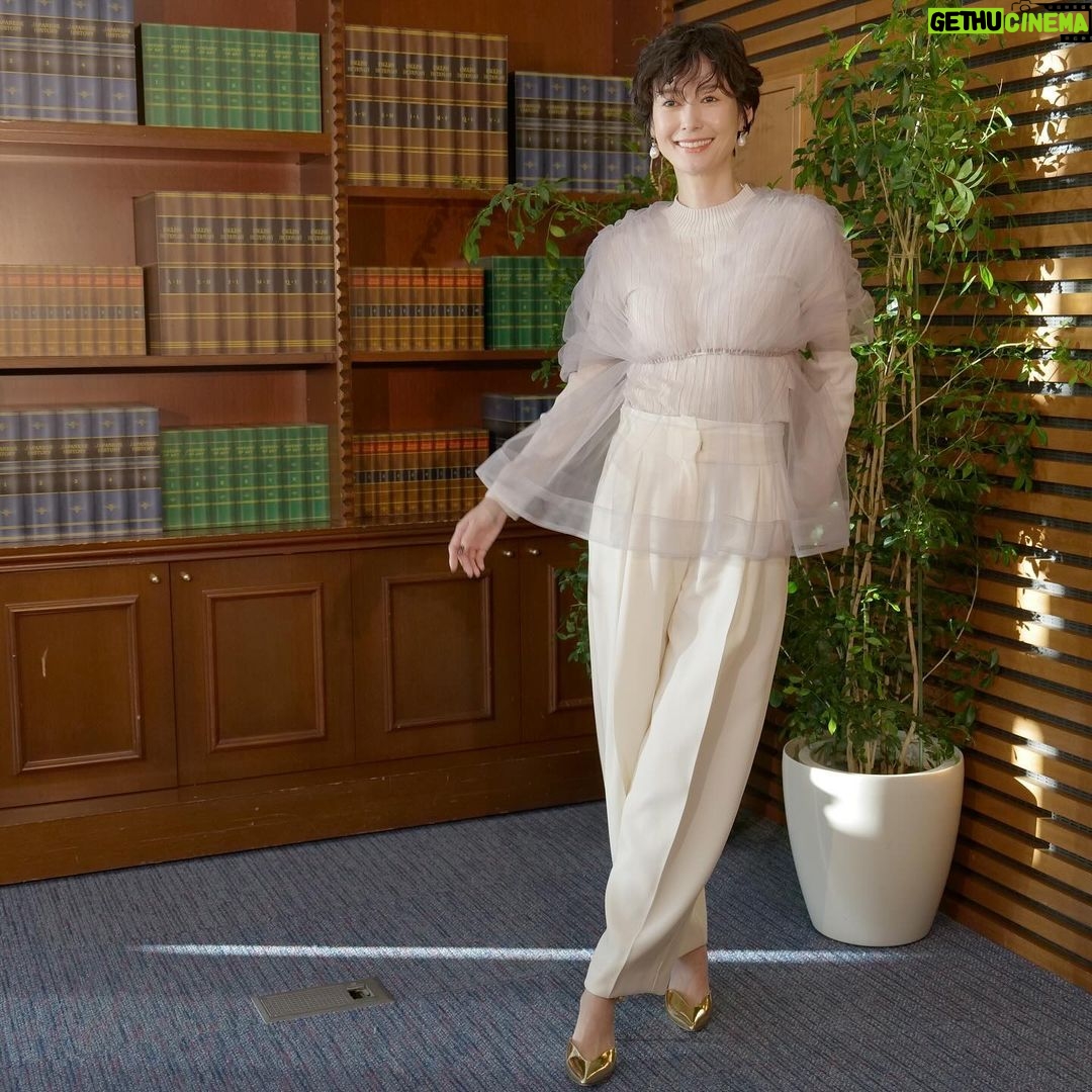 Maki Tamaru Instagram - 今日は ヒルナンデスのオンエアでした モニターを見ながら 真剣に楽しみながら、そしてワクワクしながら コメントさせていただきました🙏 新鮮なトレンド情報や ファッションの学びがあって楽しかったです! ご質問いただいておりました 今回の衣装は シアートップス、パンツ @elendeek パンプス @nebulonie.japan ピアス @escapes_online です 今日はお塩をたっぷりと入れた 清め風呂 🛀で ガッチリとあたたまってから 少し🤏瞑想🧘♀️して お白湯飲で内臓もあたためてから ベッドに飛び込む💪 明日もなかなか濃いめな一日 新しい一日も 力いっぱい頑張れるように はよ寝よ。💤 おやすみなさい^ - ^ また明日。