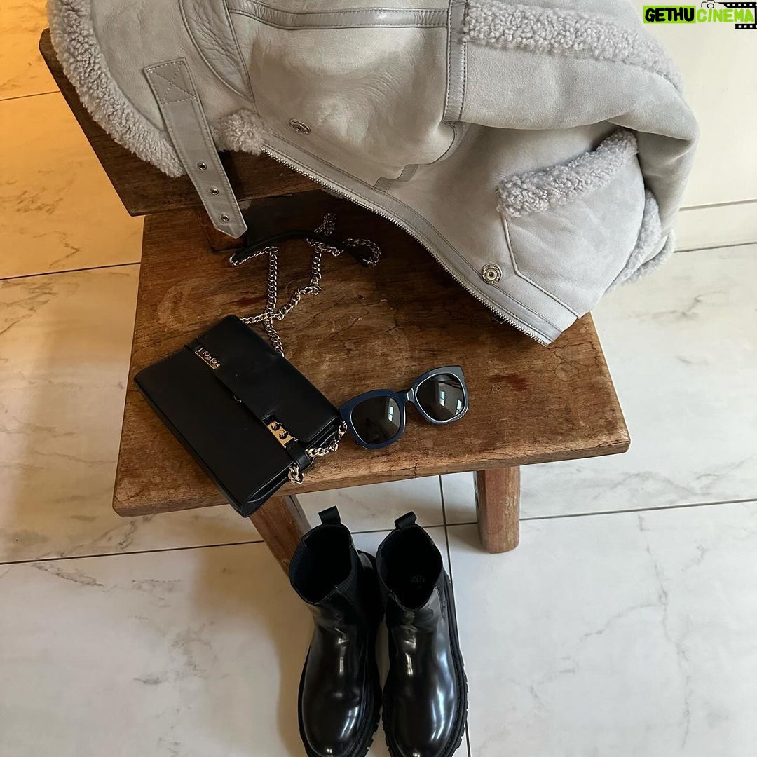 Maki Tamaru Instagram - もともと大好きなグレーカラー🩶 最近特に登場率が高い気もする 同じパンツを使って、2つのコーディネート TPOやオケージョンにとらわれない日は なんだかんだ、🤏きちんと見えして それでいて 楽ちんであることがかなり大切 💪 若い頃のように、ファッションは 我慢!だとはもう言えません(°▽°)💦 ファッションにおいて、大切にしているのは 快適で便利で気持ちよくて、自分が着ていて楽しいこと ♪ 人は歳を重ね生きている中で いつの間にやら 考え方や、価値観、生き方、好きな事、ありかた などなどなど 大きく変わる部分もあるんだなあと 自分で自分を分析して痛感する 多分20代の頃の私と今のわたしが 会話しても、会話にならない気がする。 と言うか全く 気が合わない気がする🤪 1枚目の写真のニットは GEMINI @whimgazette_official ブーツ @brunellocucinelli_brand BRUNELLO CUCINELLI 2枚目の写真のブーツは @zara ZARA バッグ @delvaux ジャケット victoriabeckham victoriabeckham オンエア 明日、2/8(木)11:55~ 日本テレビ「ヒルナンデス!」 木曜ファッション企画に、VTR出演します。 4枚目写真は ヒルナンデスの時に着た シアーコーデ。 新しくしたネイル💅は 春をイメージした ピンク気分で 🌸 爪の先から一足早く春気分♪
