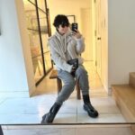 Maki Tamaru Instagram - もともと大好きなグレーカラー🩶 最近特に登場率が高い気もする 同じパンツを使って、2つのコーディネート TPOやオケージョンにとらわれない日は なんだかんだ、🤏きちんと見えして それでいて 楽ちんであることがかなり大切　💪 若い頃のように、ファッションは 我慢！だとはもう言えません(°▽°)💦 ファッションにおいて、大切にしているのは 快適で便利で気持ちよくて、自分が着ていて楽しいこと　♪ 人は歳を重ね生きている中で いつの間にやら 考え方や、価値観、生き方、好きな事、ありかた などなどなど 大きく変わる部分もあるんだなあと 自分で自分を分析して痛感する 多分20代の頃の私と今のわたしが 会話しても、会話にならない気がする。 と言うか全く 気が合わない気がする🤪 1枚目の写真のニットは GEMINI @whimgazette_official ブーツ　@brunellocucinelli_brand BRUNELLO CUCINELLI 2枚目の写真のブーツは @zara ZARA バッグ　@delvaux ジャケット　victoriabeckham victoriabeckham オンエア 明日、２/8（木）11:55～ 日本テレビ「ヒルナンデス！」 木曜ファッション企画に、VTR出演します。 　 4枚目写真は　ヒルナンデスの時に着た シアーコーデ。 新しくしたネイル💅は 春をイメージした ピンク気分で　🌸 爪の先から一足早く春気分♪