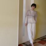 Maki Tamaru Instagram - もともと大好きなグレーカラー🩶 最近特に登場率が高い気もする 同じパンツを使って、2つのコーディネート TPOやオケージョンにとらわれない日は なんだかんだ、🤏きちんと見えして それでいて 楽ちんであることがかなり大切　💪 若い頃のように、ファッションは 我慢！だとはもう言えません(°▽°)💦 ファッションにおいて、大切にしているのは 快適で便利で気持ちよくて、自分が着ていて楽しいこと　♪ 人は歳を重ね生きている中で いつの間にやら 考え方や、価値観、生き方、好きな事、ありかた などなどなど 大きく変わる部分もあるんだなあと 自分で自分を分析して痛感する 多分20代の頃の私と今のわたしが 会話しても、会話にならない気がする。 と言うか全く 気が合わない気がする🤪 1枚目の写真のニットは GEMINI @whimgazette_official ブーツ　@brunellocucinelli_brand BRUNELLO CUCINELLI 2枚目の写真のブーツは @zara ZARA バッグ　@delvaux ジャケット　victoriabeckham victoriabeckham オンエア 明日、２/8（木）11:55～ 日本テレビ「ヒルナンデス！」 木曜ファッション企画に、VTR出演します。 　 4枚目写真は　ヒルナンデスの時に着た シアーコーデ。 新しくしたネイル💅は 春をイメージした ピンク気分で　🌸 爪の先から一足早く春気分♪