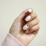 Maki Tamaru Instagram - もともと大好きなグレーカラー🩶 最近特に登場率が高い気もする 同じパンツを使って、2つのコーディネート TPOやオケージョンにとらわれない日は なんだかんだ、🤏きちんと見えして それでいて 楽ちんであることがかなり大切　💪 若い頃のように、ファッションは 我慢！だとはもう言えません(°▽°)💦 ファッションにおいて、大切にしているのは 快適で便利で気持ちよくて、自分が着ていて楽しいこと　♪ 人は歳を重ね生きている中で いつの間にやら 考え方や、価値観、生き方、好きな事、ありかた などなどなど 大きく変わる部分もあるんだなあと 自分で自分を分析して痛感する 多分20代の頃の私と今のわたしが 会話しても、会話にならない気がする。 と言うか全く 気が合わない気がする🤪 1枚目の写真のニットは GEMINI @whimgazette_official ブーツ　@brunellocucinelli_brand BRUNELLO CUCINELLI 2枚目の写真のブーツは @zara ZARA バッグ　@delvaux ジャケット　victoriabeckham victoriabeckham オンエア 明日、２/8（木）11:55～ 日本テレビ「ヒルナンデス！」 木曜ファッション企画に、VTR出演します。 　 4枚目写真は　ヒルナンデスの時に着た シアーコーデ。 新しくしたネイル💅は 春をイメージした ピンク気分で　🌸 爪の先から一足早く春気分♪